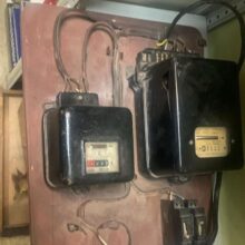 электрический щиток с комплектом советских приборов учета и защиты.