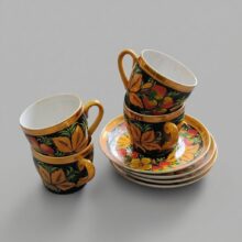 Сервиз в хохломском стиле — ориентировочно 1970–1990‑е годы. Изделия с подобной росписью массово выпускались на фарфоровых заводах СССР (например, Дулёвский, Ленинградский, Барановский)