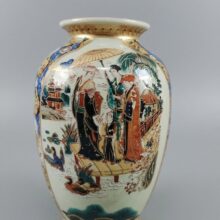 (Satsuma ware) эпохи Мэйдзи, выполненная в технике надглазурной росписи с обильным использованием позолоты