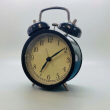 классический настольный механический будильник с двумя колокольчиками.
