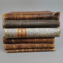 старинных книг в твёрдых переплётах