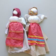 две народные тряпичные куклы‑закрутки (моталки) в стилизованном русском костюме; относятся к категории кукол‑оберегов («берегинь»)