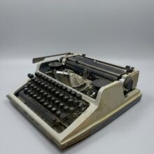 механическая портативная пишущая (печатная) машинка советского или восточноевропейского производства, характерная для середины и второй половины XX века