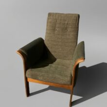 советское мягкое кресло в стиле mid‑century (середины XX века), характерное для интерьеров 1960–1970‑х годов.